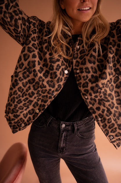 Oversized Leopard Bomber Jacket - Trendy Style and Optimal Comfort